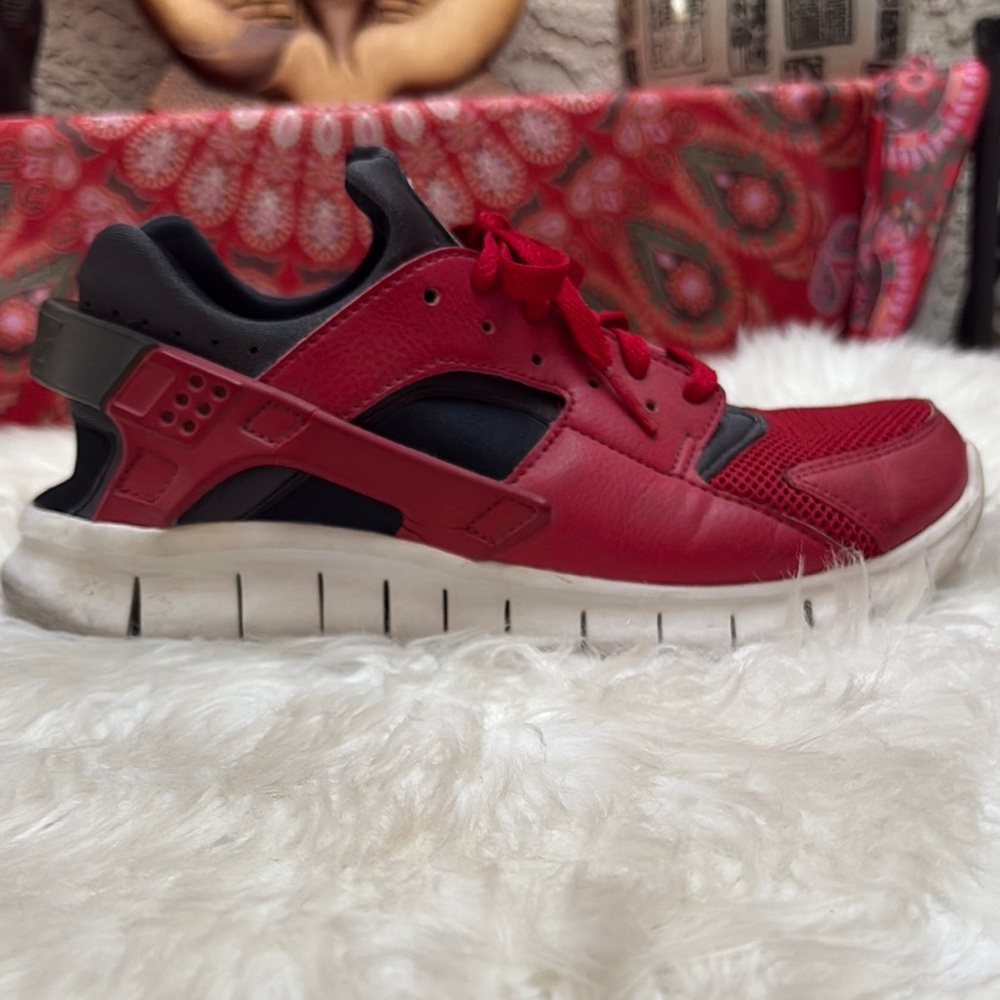 HUARACHE BY NIKE RED&BLACK SNEAKERS